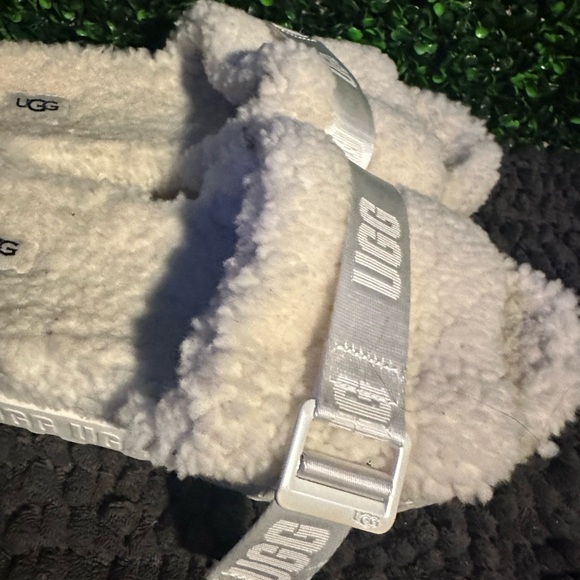 UGG Cream Cozy Slippers with Plush Comfort - Picture 3 of 4